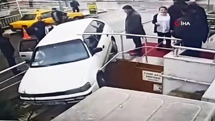 Direksiyon hakimiyetini kaybeden sürücü, hastanenin merdivenlerinde asılı kaldı...O anlar kamerada