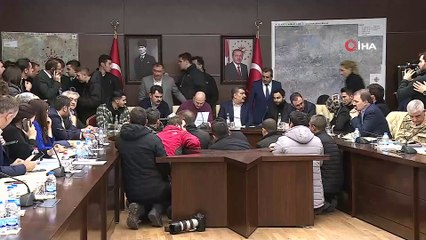 Bakan Soylu: 'Yardım yapan vatandaşlarımızdan eski giysi gönderilmemesini istirham ediyoruz. Onları vermiyoruz, veremeyiz. Isıtıcı, battaniye göndermek isteyen varsa başımızın üzeridir. Koli içinde gıda göndermek isteyen varsa da başımızın ü