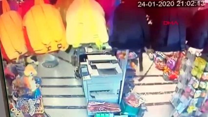 Elazığ deprem anı kırtasiye dükanınnda güvenlik kamerasına yansıdı