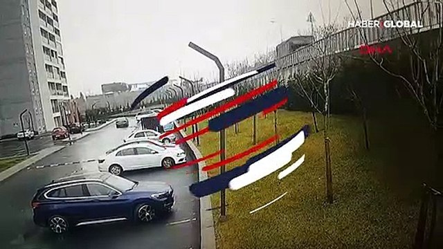 TEM'de kontrolden çıkan kamyon sitenin bahçesine uçtu, lüks cipin üstüne düştü