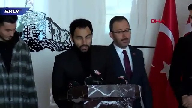 Gençlik ve Spor Bakanı Mehmet Muharrem Kasapoğlu, beraberindeki sporcularla birlikte destek için Elazığ'da