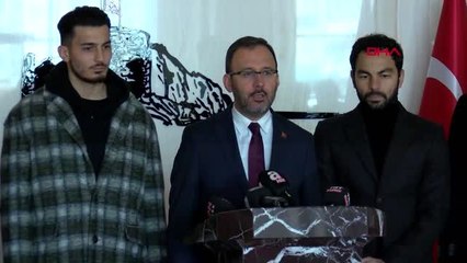 Elazığ-bakan mehmet kasapoğlu ile beraberindeki futbolcular deprem bölgesinde