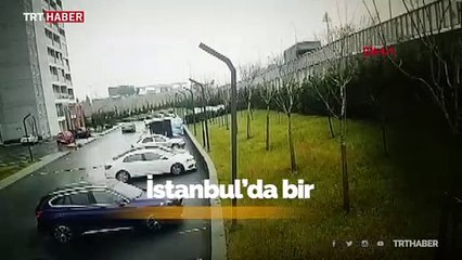 Kaza yapan kamyonet otoparktaki aracın üstüne düştü