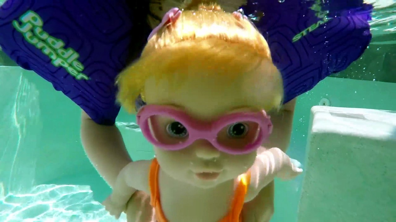 Sophia Brincando sua Bebê Natação