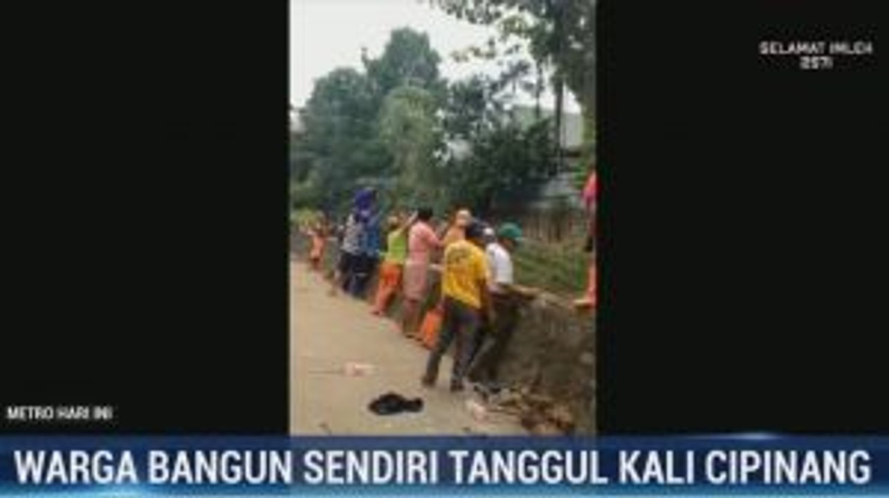 Warga Perbaiki Sendiri Tanggul Kali Cipinang ya...