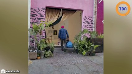 À première vue cette affiche de film est normale, mais lorsqu’on regarde de plus près…