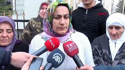 Hdp il binası önünde evlat nöbeti tutan annelerden, elazığ'daki depremzedelere ziyaret