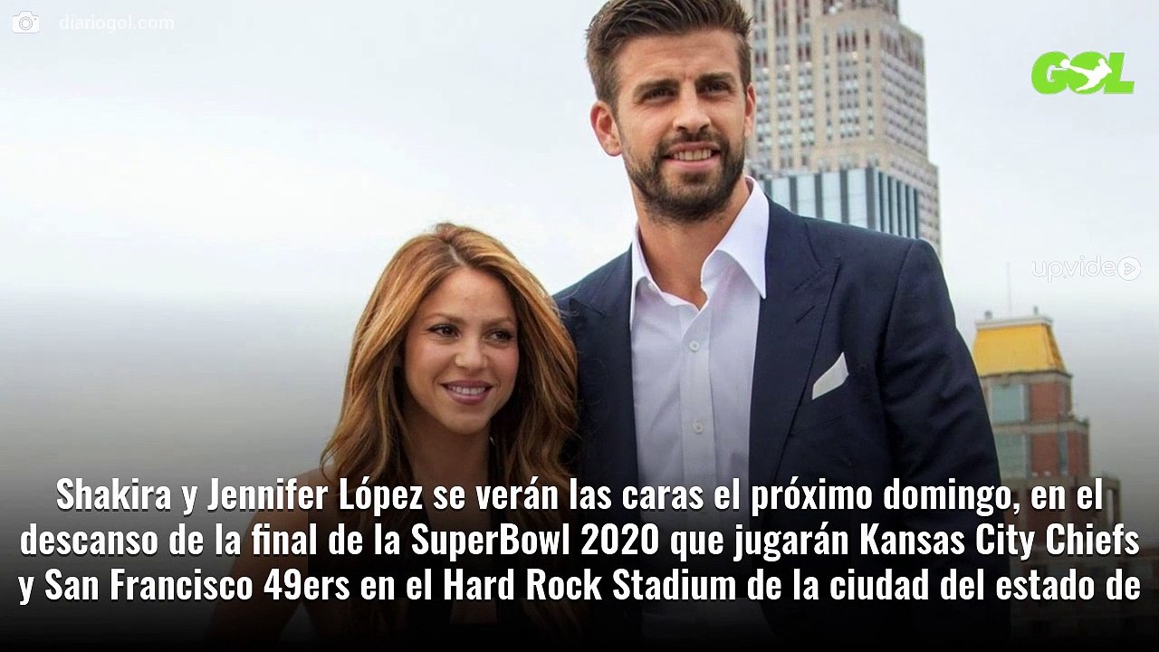 Un hilo y nada más. Shakira se lo quita, se gira y lo enseña ¡así!