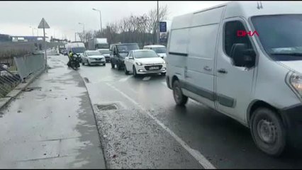 Kaza yapan kamyonet otoparktaki lüks aracın üstüne uçtu