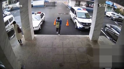 Kind-hearted man sprints away after leaving 500 masks at police station in China