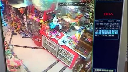 Elazığ'daki deprem anı güvenlik kamerasında