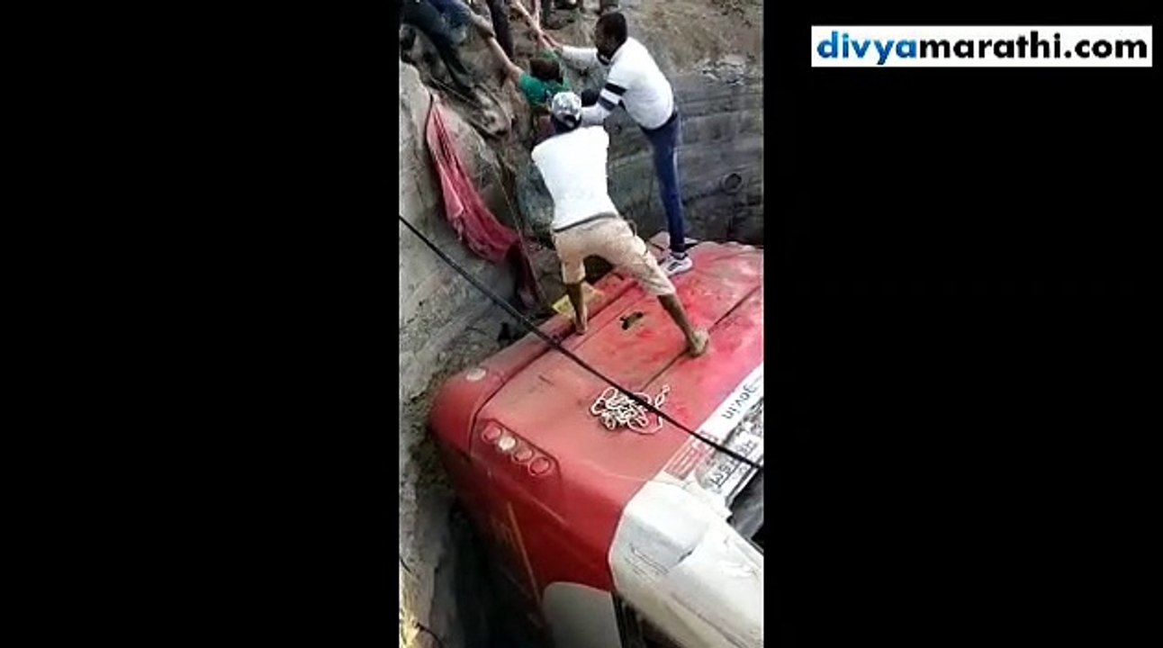 बस आणि रिक्षात भीषण अपघात, धडकेनंतर विहिरीत कोसळली दोन्ही वाहने