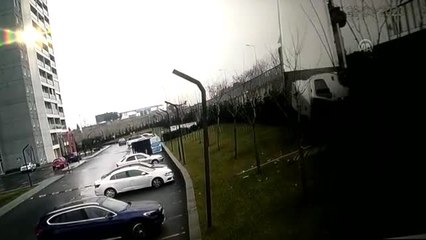 Avcılar'da yoldan çıkan kamyonet otomobilin üzerine düştü