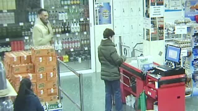 Una mujer de 73 años se enfrenta a un atracador con un paraguas