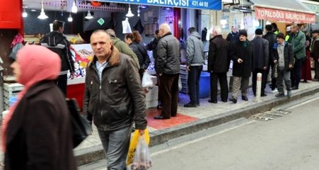 Hamsinin fiyatı 20 TL'den 12 TL'ye düşünce vatandaşlar balıkçılara koştu