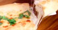 Craquez pour la « pizza boat » aux quatre fromages, une recette originale pour les amoureux de mozzarella et de gorgonzola