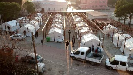 Karakurt köyünde yaşayan vatandaşlar AFAD tarafından kurulan çadırlara yerleştirildi (3)