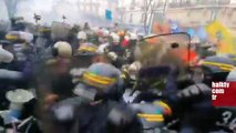 Paris'te itfaiyeciler polis barikatını zorladı