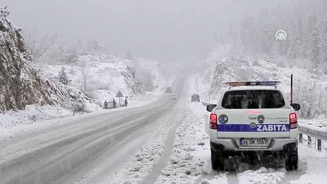 Antalya-Konya kara yolunda ulaşım kar yağışı nedeniyle güçlükle sağlanıyor