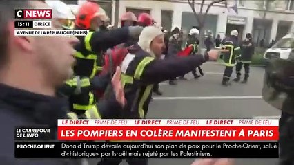 Manifestation: Images surréalistes d'un corps à corps entre pompiers et policiers qui échangent des coups de poing - VIDEO