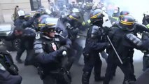Enfrentamientos entre bomberos y antidisturbios en París