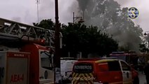 Bomberos trabajan en un incendio en la antigua Comisaría de Policía de Triana