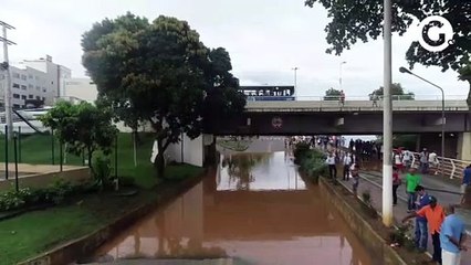 Tải video: Imagens impressionantes mostram cheia no Rio Doce, em Colatina