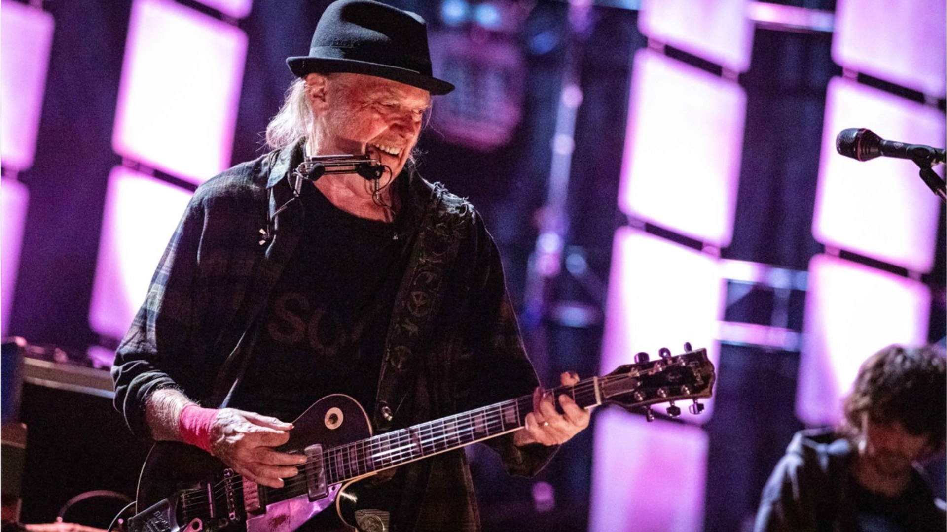 Neil Young Bashes MacBook Pro Audio Quality