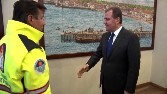 Elazığ'daki arama kurtarma çalışmalarına katılan itfaiye ekibi Mersin'e döndü