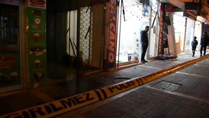 Esnaf ağır hasarlı 2 binadaki iş yerlerini boşaltıyor