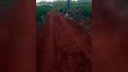 Pneus são descartados irregularmente em terreno no Bairro Interlagos