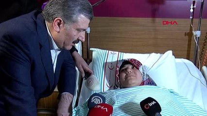 Elazığ sağlık bakanı koca, depremde yaralanan azize çelik'i hastanede ziyaret etti - 2