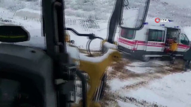 Hasta almaya giden ambulanslar yolda mahsur kaldı