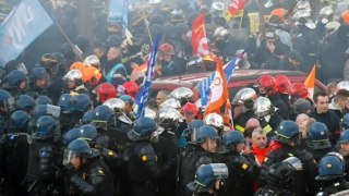 Paris Police vs firefighters 2020 //  Paris French police clash with striking firefighters