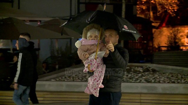 Tërmeti shkakton panik, qytetarët dalin jashtë edhe pse ka mot me shi