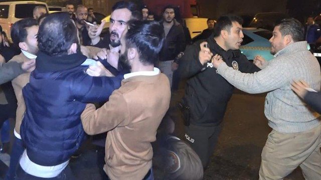 Taksicilerle turizm şoförleri birbirine girdi, ortalık savaş alanına döndü