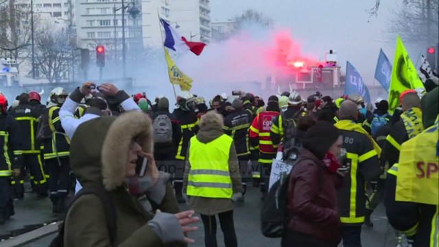 Plas dhuna në Francë/ Policia përleshet me zjarrfikësit