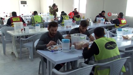 Çinli ve Türk işçiler ‘Korona virüsü’ne aldırmadan çalışıyorlar