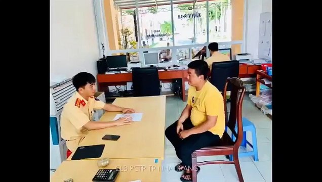 Deux hommes prennent un bain sur une moto