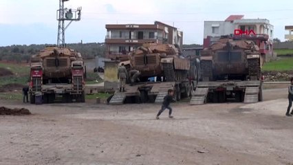 Hatay sınırına askeri araç sevkiyatı yapıldı