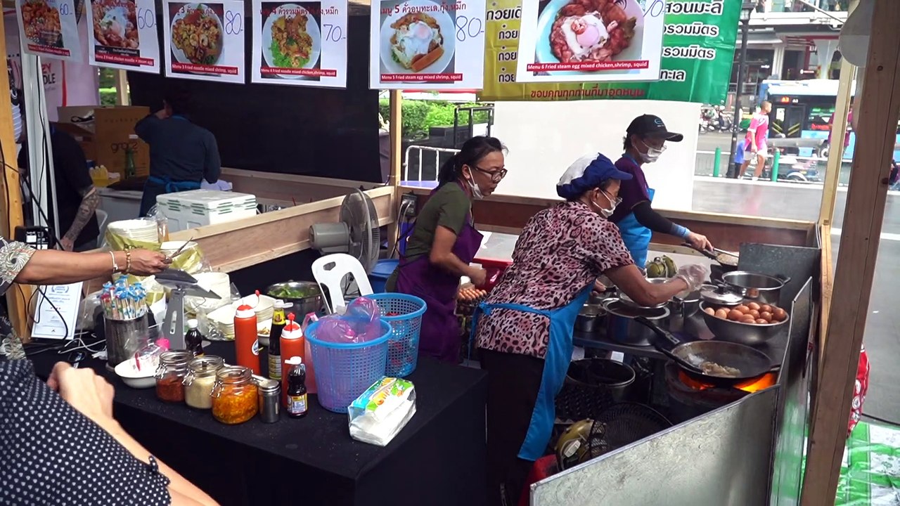 Stir Fried Rice Noodle with Chicken | Thailand Street Food