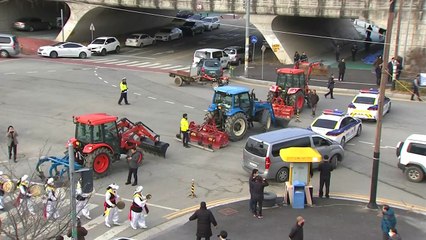 충남 아산 주민 반발...경찰인재개발원 출입로 막아서 / YTN