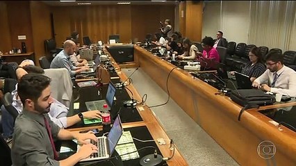 Filas por benefícios provoca demissão do presidente do INSS, Renato Vieira