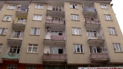 Mustafa Paşa Mahallesi'nde binadan eşya çıkarılırken panik yaşandı (2)