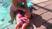 Sophia Nadando na Piscina com sua Boneca Natação