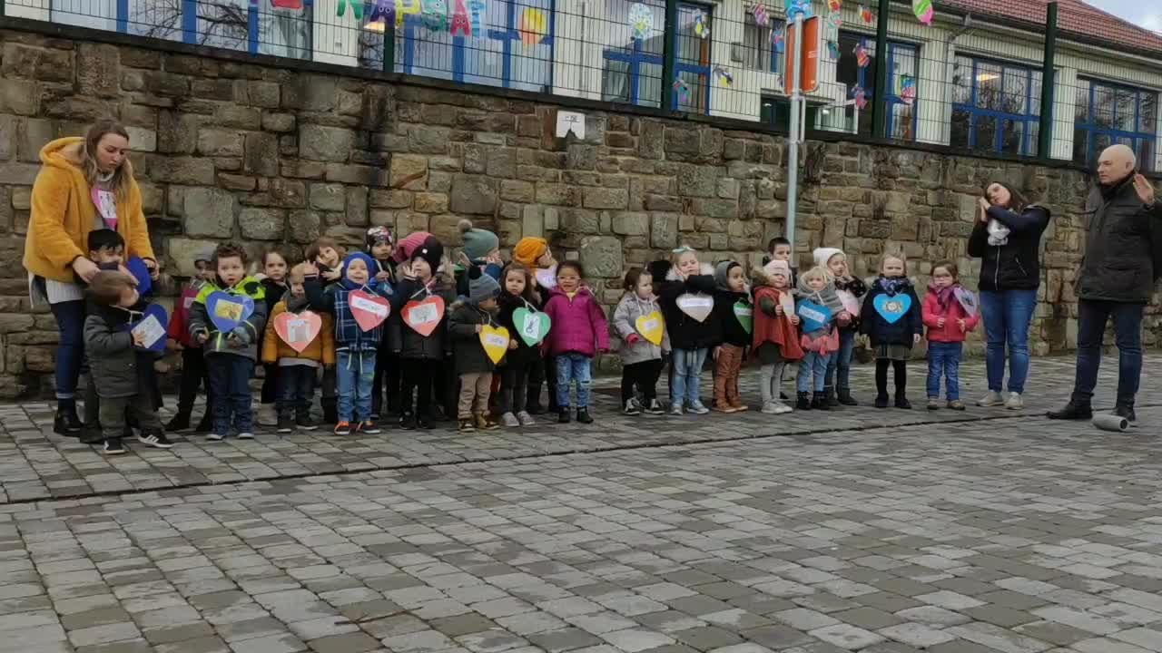 Les élèves de l'école Geron à Verviers chante pour l'inauguration de la nouvelle place