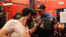 Чемпион по боксу обучают самообороне после участившихся антисемитских атак