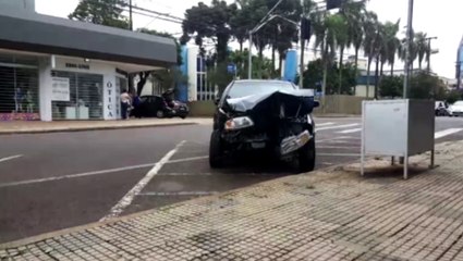 Gol e Nissan March batem em cruzamento no Centro