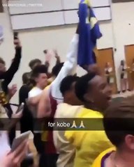 Alors que le public chante « Kobe » et qu'il porte le numéro 24, ce lycéen marque au buzzer