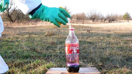 Ukrainian YouTuber shows how to create 'elephant toothpaste' in foamy experiment